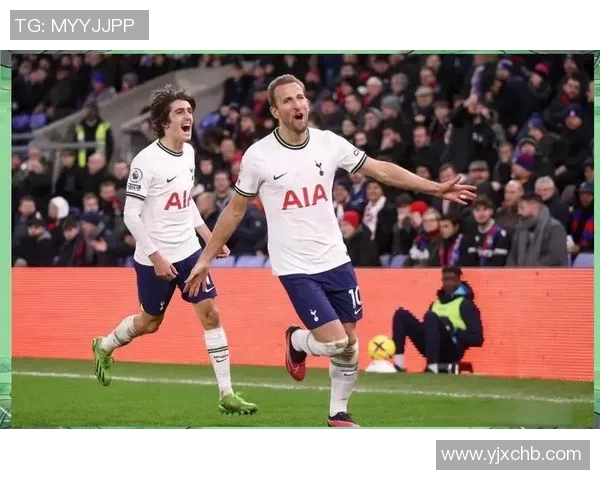 足球明星遭粉丝意外撞击现场视频引发热议网友纷纷评论反应各异